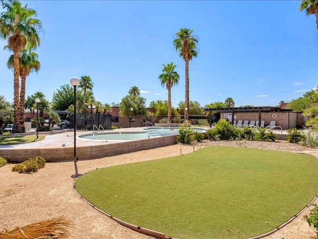 Building Photo - Beautifully upgraded 2 bedroom 2 story tow...