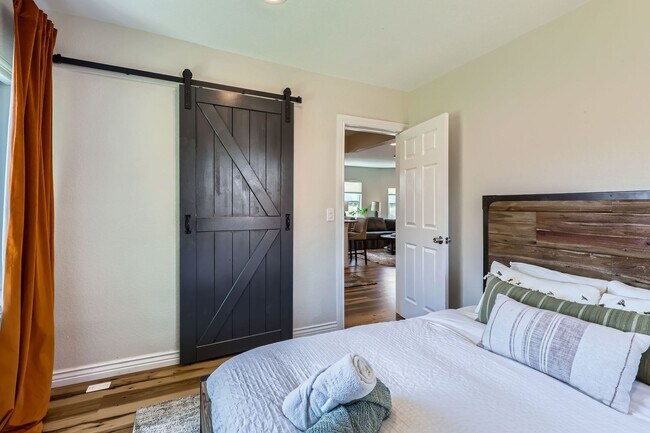 Building Photo - Highlands 2 BDR Turnkey Home