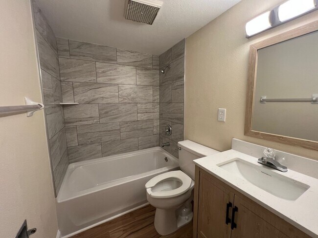 Building Photo - 1557 Coombs Dr