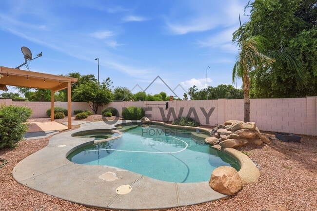 Building Photo - 819 E Cindy St