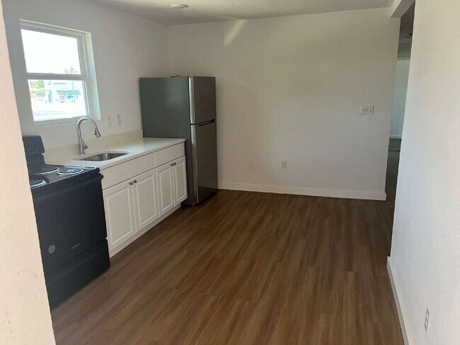 Building Photo - Two Bed/One Bath with Laundry Hook Ups