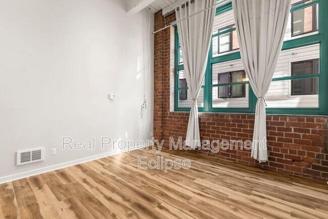 Building Photo - 66 Bell St