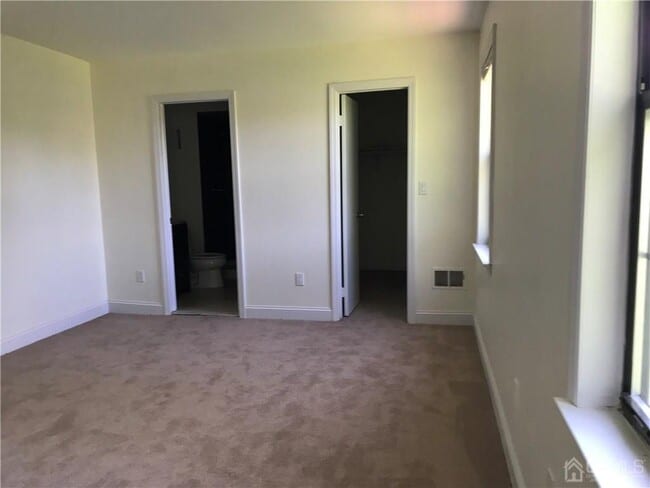 Building Photo - 10 Dogwood Dr