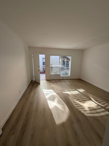 Building Photo - 940 S Venice Blvd