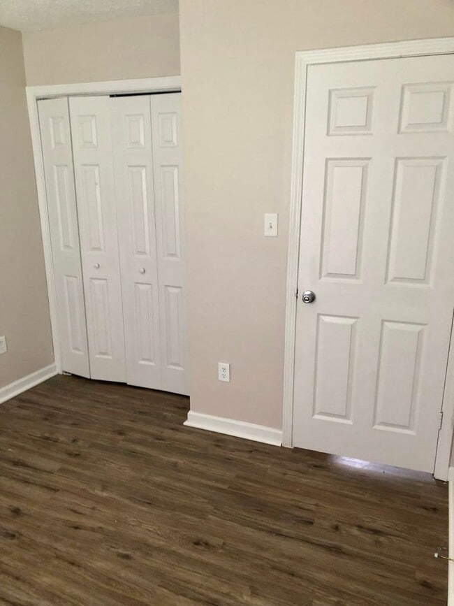 Building Photo - King George 3 Bedroom Townhouse