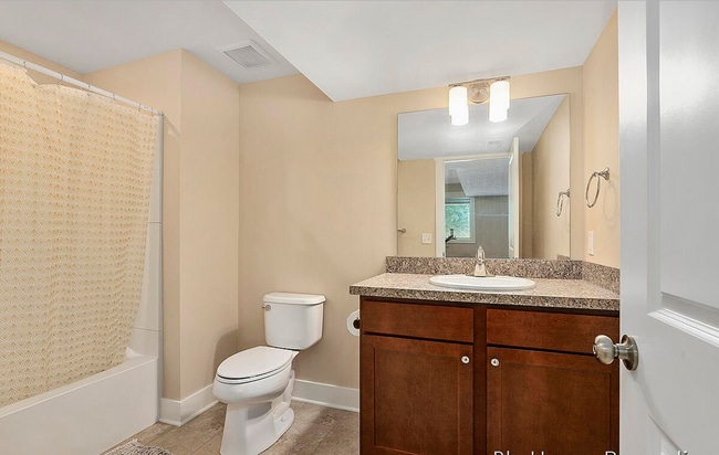 Building Photo - Immaculate 3 bed/3.5 bath home in Caledonia