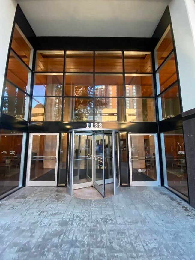 Building Photo - 1122 N Clark St