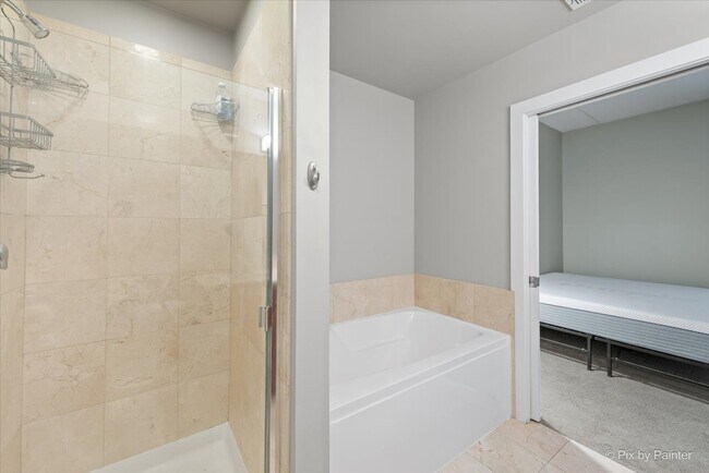 Building Photo - 873 N Larrabee St