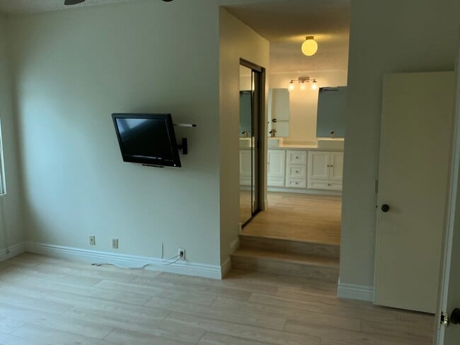 Building Photo - Charming 4 Bedroom 2 Bath 2 Story Home in the City of Fullerton