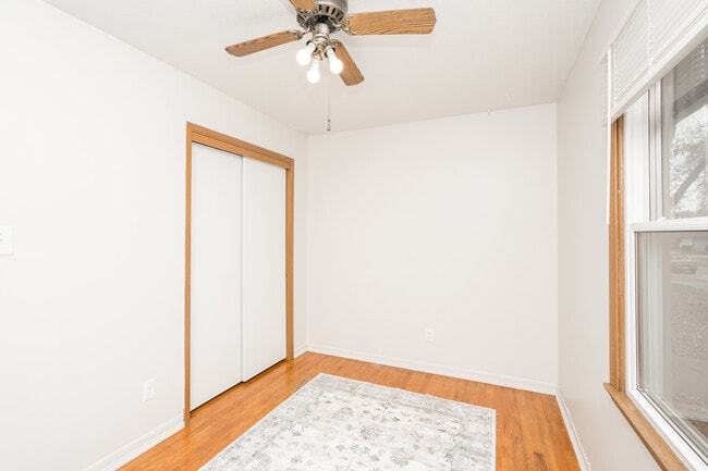 Building Photo - 106 NE Grant St