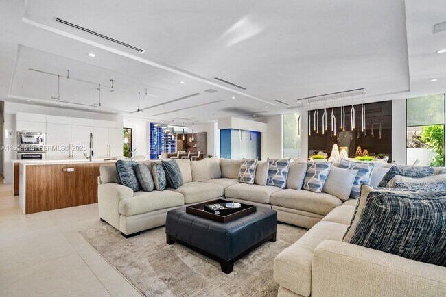 Building Photo - 310 SE 11th Ave