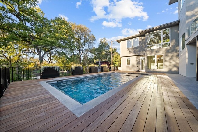 Building Photo - 2904 Westhill Dr