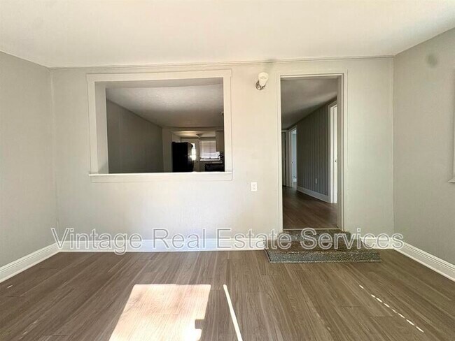 Building Photo - 4611 N Hubert Ave