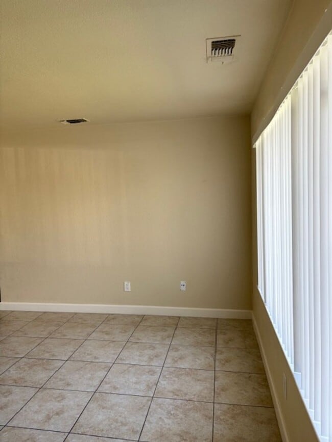 Building Photo - Single story, 3 bed 1.5 bath home.