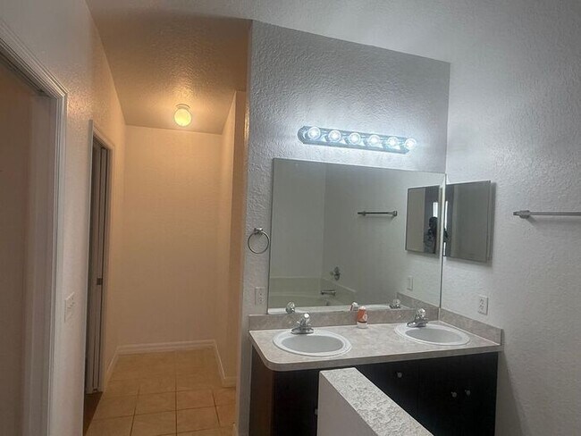 Building Photo - LARGE Single family home in Poinciana