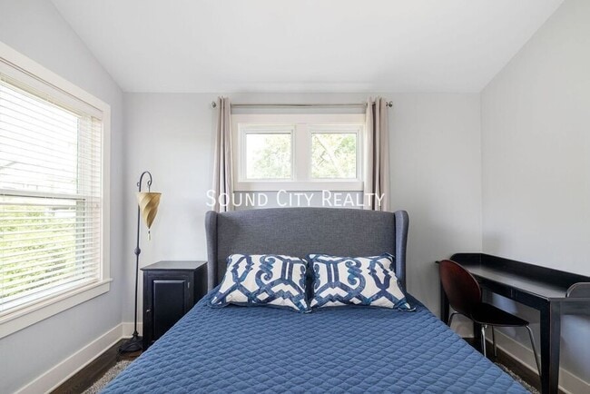 Building Photo - 606B Eastboro Dr