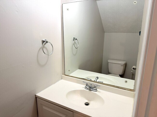 Building Photo - Welcome to this stylish and contemporary 2-bedroom, 1.5-bathroom corner townhome in Stockbridge!