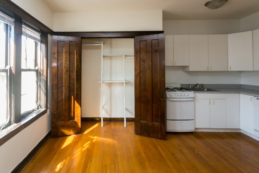 Building Photo - 821 W Waveland Ave