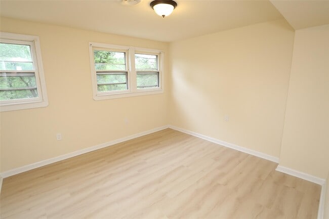 Building Photo - 20 Pineview Rd