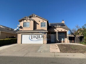 Building Photo - 3 bedroom, 2 ½ bath SOLAR home