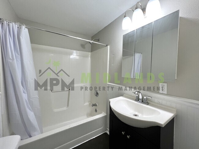 Building Photo - 472 Coleman Ave