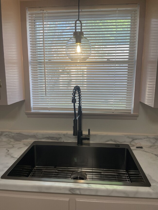 Building Photo - Two bedroom 1 bath next to campus!