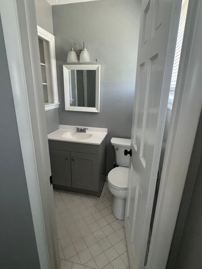 Building Photo - 3 Bedroom 2 Bath Home