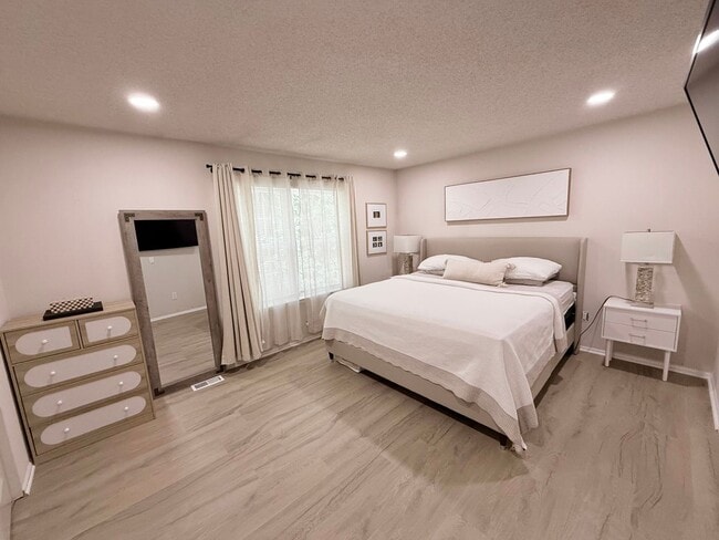 Building Photo - 2 BR 1 BA Galloway Townhome
