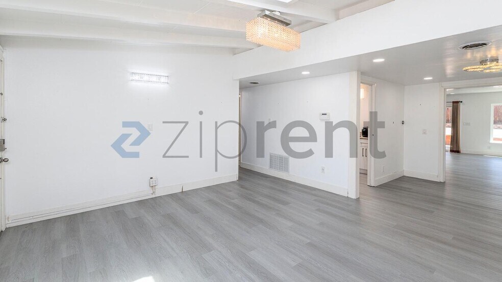 Building Photo - Unit