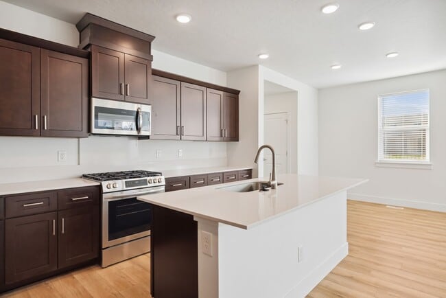 Building Photo - Move-In Ready Elegance - 4 Bedrooms! Pet Friendly!