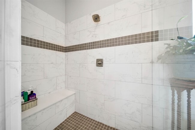 Building Photo - 814 Thornton Rd