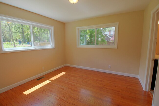 Building Photo - 2bd/1ba Apartment located 1 block from Duk...