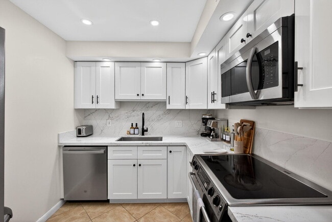 Building Photo - 336 Golfview Rd