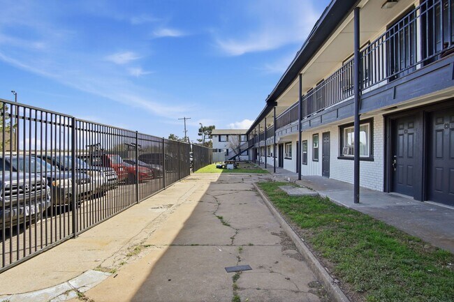 Building Photo - Newly remodeled 2 bed apartment ready for move in