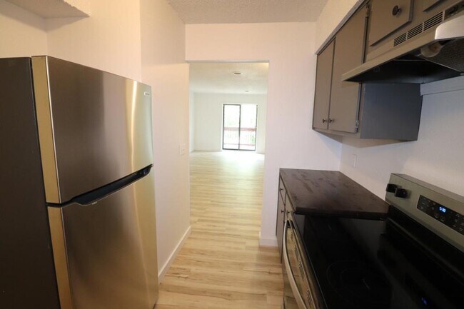 Building Photo - 1221 S Park Ave