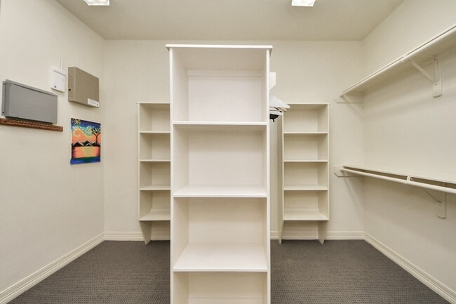 Building Photo - 825 Rosine St