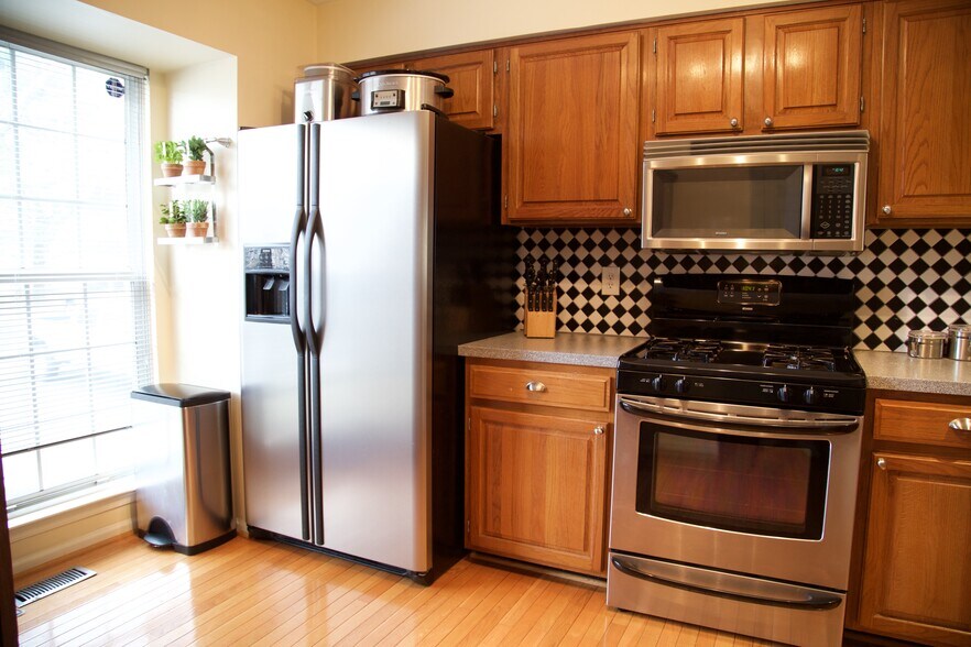 Building Photo - 6526 Medinah Ln