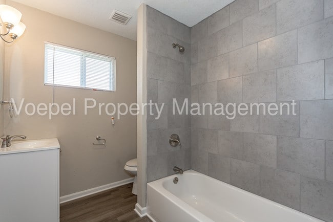 Building Photo - 2 Bedroom 1 Bath Remodeled KCK Duplex