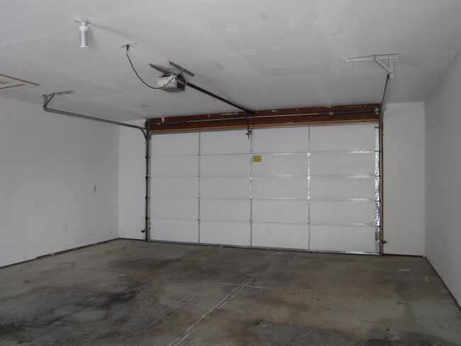 Building Photo - 441 Country Club Ln