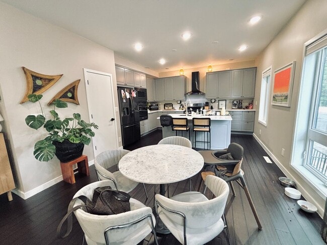 Building Photo - Rare Minnehaha Parkway rental under 5k! Be...