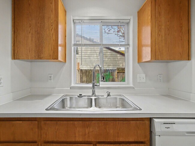 Building Photo - NAVAB02