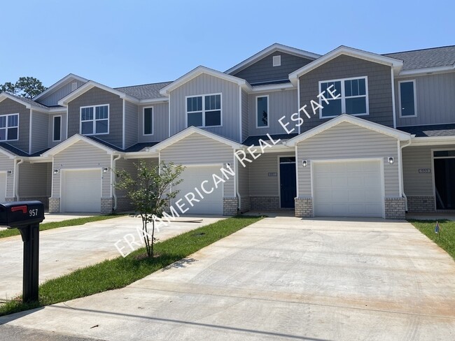 Building Photo - Townhomes 2 miles from Hurlburt Field AFB