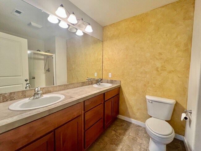 Building Photo - LOVELY GRESHAM TOWNHOME, GREAT LOCATION!
