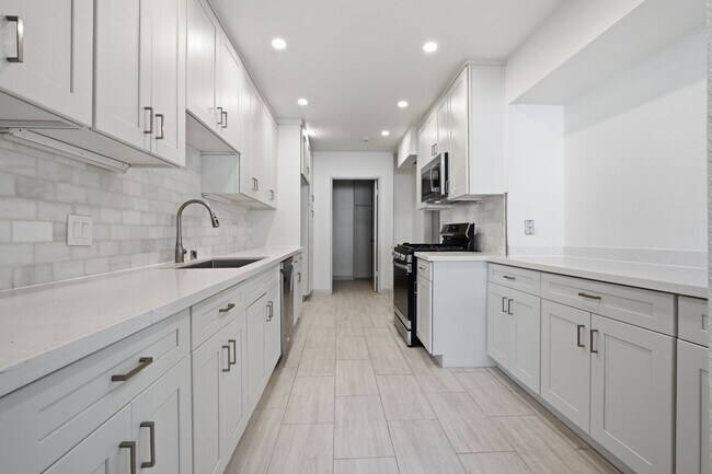 Building Photo - Prime L.A. Location Steps from Beverly Hills | 2 BR / 2.5 BA Home-Like Condo