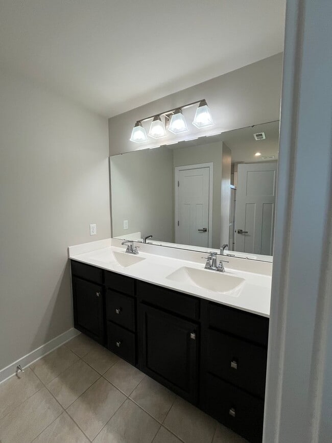 Building Photo - 3 Bed 2 Bath Townhome Located in Simpsonville