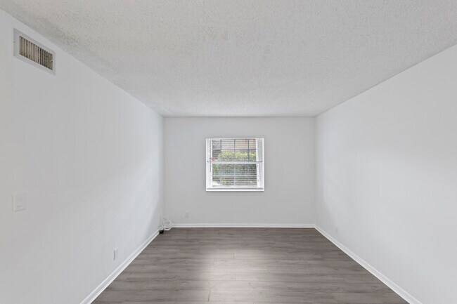 Building Photo - 495 SE 8th St