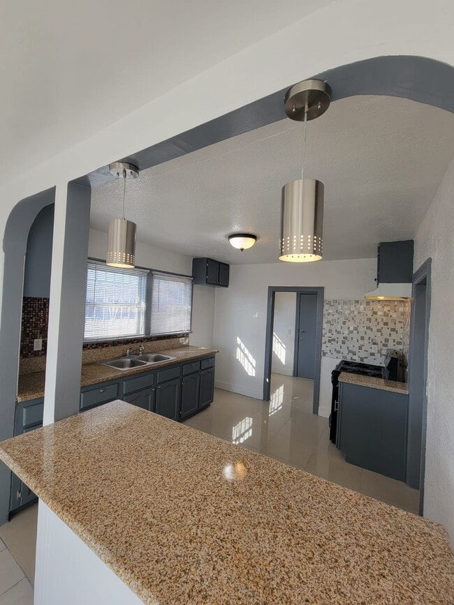 Building Photo - 1315 W 101st St