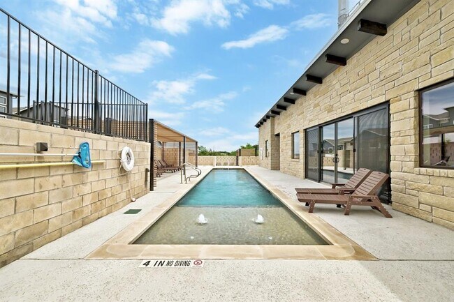 Building Photo - 2050 Lohmans Spur Rd