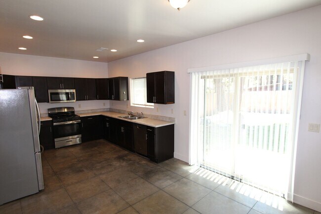 Building Photo - 3BR Home in Mountainaire | Open Layout + Fenced Yard