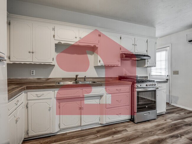 Building Photo - 224 W 5th St